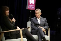 Deutsch-französische Philosoph Michel Friedman und die deutsche Redakteurin Sarah Zerback diskutieren über sein Buch "Mensch! Liebeserklärung eines verzweifelten Demokraten" im Rahmen der lit.COLOGNE Spezial im Comedia Theater Köln (© Thomas Brill)